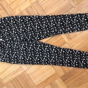 DKNYC Black/Cream fern leaf pattern straight leg pants. Size 6